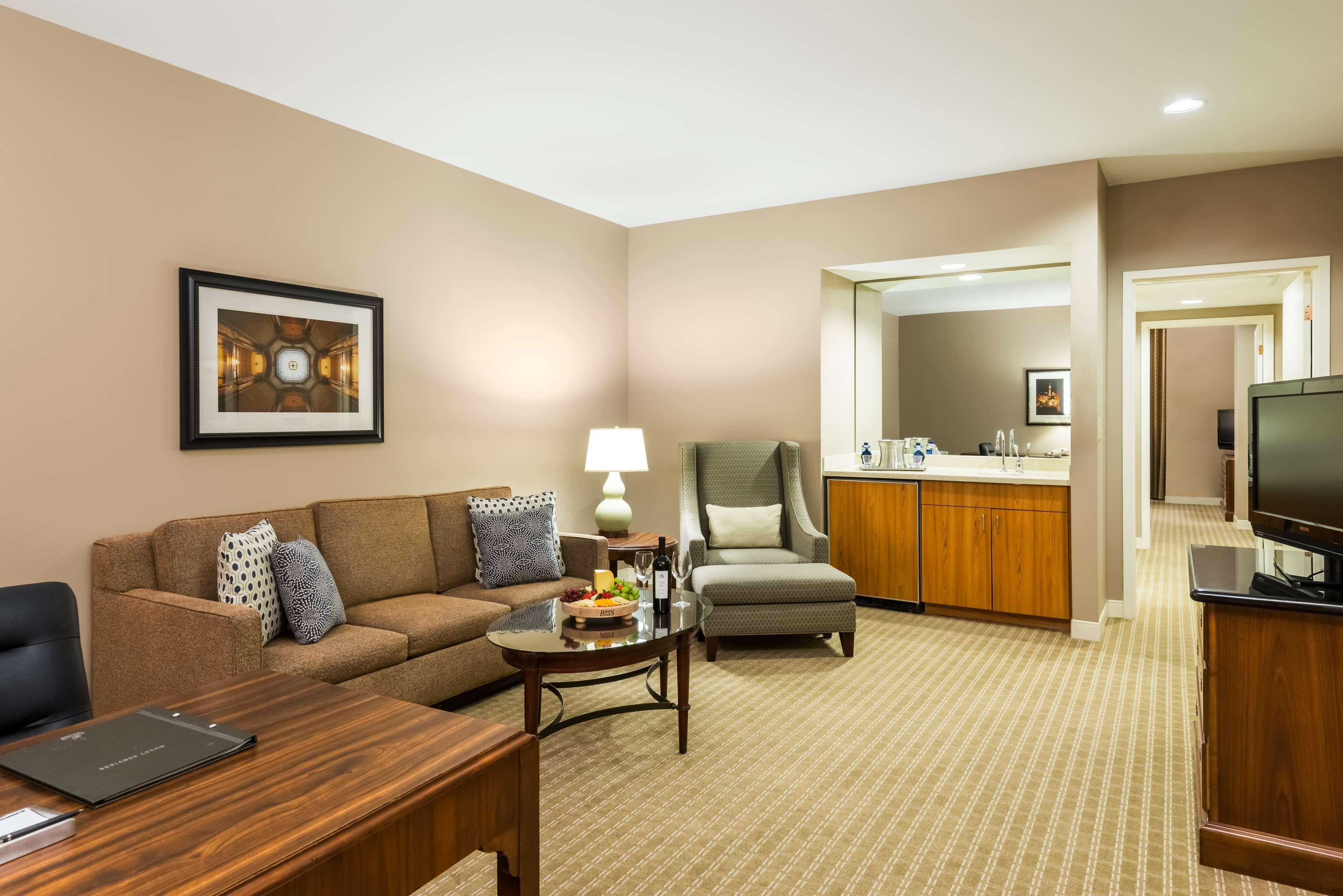 Hilton Indianapolis Hotel & Suites Exterior photo